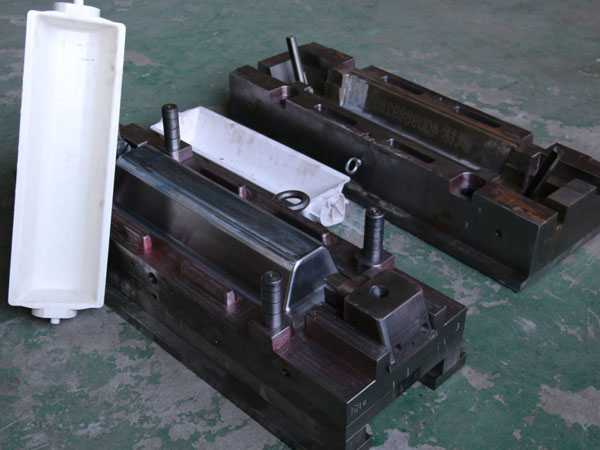 3噸大型注塑模具 3噸(dūn)大(dà)型注塑(sù)模具